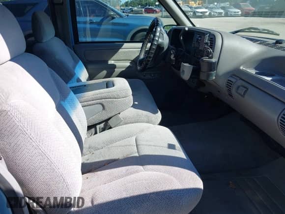 1996 GMC Sierra 1500 z VIN 2GTEC19M9T1527701, wystawiony jako IAAI lot #43289683 z przebiegiem 297 195 mil mil oraz . Historia ofert i sprzedaży dostępna na DreamBid. Obrazek 5.