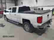 2017 Chevrolet Silverado 2500HD LTZ z VIN 1GC1KWEY8HF226862, wystawiony jako IAAI lot #42167810 z przebiegiem 131 837 mil mil oraz . Historia ofert i sprzedaży dostępna na DreamBid. Obrazek 3.