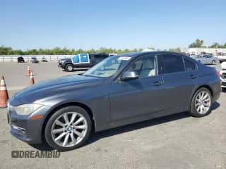2012 BMW 3 Series 328i с VIN WBA3C1C50CF434189, выставлен на аукционе Copart как лот 81856685 с пробегом 112 512 миль миль и Чистый • Clean title. История ставок и продаж доступна на DreamBid. Изображение 1.
