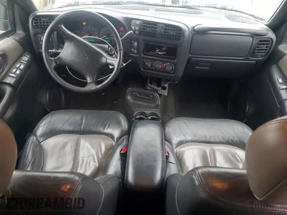 1998 Chevrolet Blazer LT z VIN 1GNDT13W8W2283752, wystawiony jako Copart lot #80677034 z przebiegiem 254 376 mil mil oraz Szkoda całkowita • Salvage title. Historia ofert i sprzedaży dostępna na DreamBid. Obrazek 8.