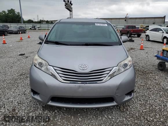 2017 Toyota Sienna LE Auto Access Seat z VIN 5TDKZ3DCXHS823225, wystawiony jako Copart lot #67157225 z przebiegiem 258 906 mil mil oraz Szkoda całkowita • Salvage title. Historia ofert i sprzedaży dostępna na DreamBid. Obrazek 5.