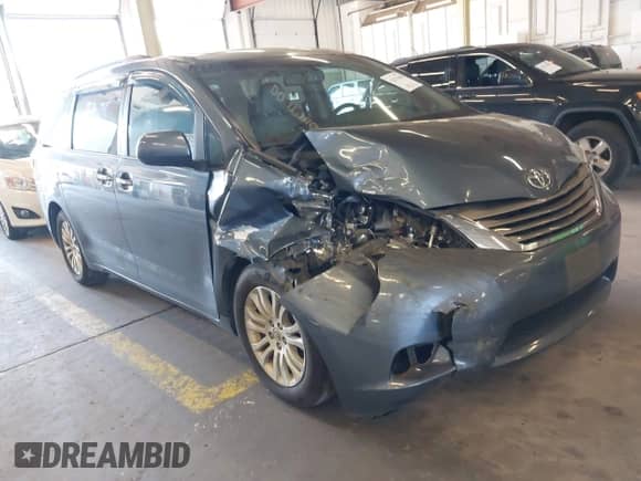 2016 Toyota Sienna XLE z VIN 5TDYK3DC9GS705230, wystawiony jako IAAI lot #42670448 z przebiegiem 62 614 mil mil oraz . Historia ofert i sprzedaży dostępna na DreamBid. Obrazek 1.