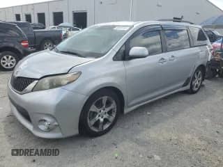 2012 Toyota Sienna SE с VIN 5TDXK3DC5CS259339, выставлен на аукционе Copart как лот 68835155 с пробегом 266 868 миль миль и Списание • Salvage title. История ставок и продаж доступна на DreamBid. Изображение 1.