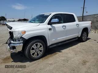 2017 Toyota Tundra Platinum с VIN 5TFAY5F10HX674064, выставлен на аукционе Copart как лот 58934395 с пробегом 24 858 миль миль и Списание • Salvage title. История ставок и продаж доступна на DreamBid. Изображение 1.