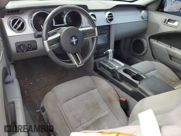 2008 Ford Mustang Deluxe z VIN 1ZVHT80N985173886, wystawiony jako Copart lot #70254335 z przebiegiem 206 558 mil mil oraz Szkoda całkowita • Salvage title. Historia ofert i sprzedaży dostępna na DreamBid. Obrazek 8.