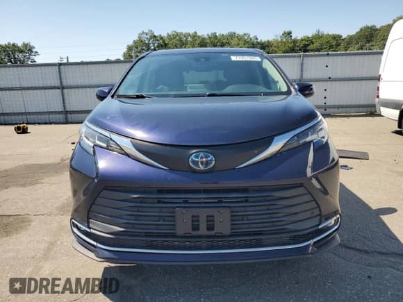 2021 Toyota Sienna XLE z VIN 5TDJRKEC9MS069054, wystawiony jako Copart lot #71951985 z przebiegiem 34 149 mil mil oraz Czysty tytuł • Clean title. Historia ofert i sprzedaży dostępna na DreamBid. Obrazek 5.