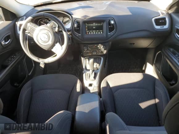 2020 Jeep Compass Sport z VIN 3C4NJDAB5LT107045, wystawiony jako Copart lot #86335665 z przebiegiem 62 880 mil mil oraz Szkoda całkowita • Salvage title. Historia ofert i sprzedaży dostępna na DreamBid. Obrazek 8.
