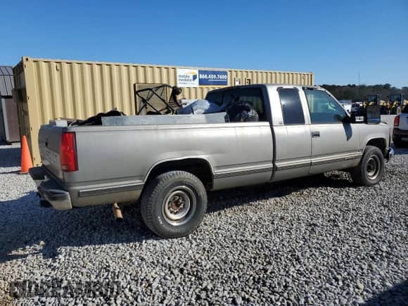 1998 Chevrolet Silverado 2500 z VIN 1GCGC29R8WE255672, wystawiony jako Copart lot #46235455 z przebiegiem 325 923 mil mil oraz Szkoda całkowita • Salvage title. Historia ofert i sprzedaży dostępna na DreamBid. Obrazek 3.