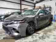 2021 Toyota Camry SE z VIN 4T1G11AK3MU580503, wystawiony jako Copart lot #58383895 z przebiegiem 52 516 mil mil oraz Szkoda całkowita • Salvage title. Historia ofert i sprzedaży dostępna na DreamBid. Obrazek 1.