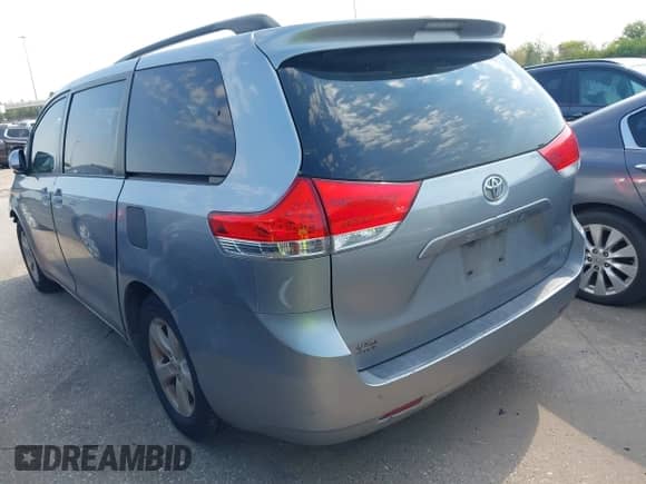 2013 Toyota Sienna LE AAS с VIN 5TDKK3DC5DS324900, выставлен на аукционе IAAI как лот 43346879 с пробегом 146 180 миль миль и . История ставок и продаж доступна на DreamBid. Изображение 3.