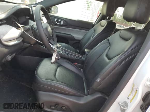 2024 Jeep Compass Latitude Lux с VIN 3C4NJDFN5RT150215, выставлен на аукционе Copart как лот 59351175 с пробегом 11 295 миль миль и Списание • Salvage title. История ставок и продаж доступна на DreamBid. Изображение 7.