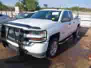 2019 Chevrolet Silverado 1500 Custom z VIN 2GCVKMEC7K1243970, wystawiony jako IAAI lot #43347102 z przebiegiem 79 556 mil mil oraz . Historia ofert i sprzedaży dostępna na DreamBid. Obrazek 2.