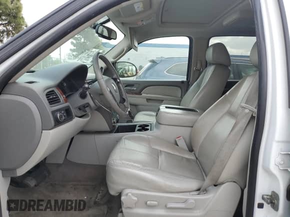 2010 Chevrolet Suburban LT z VIN 1GNUCJE05AR210539, wystawiony jako Copart lot #54875855 z przebiegiem 166 305 mil mil oraz Czysty tytuł • Clean title. Historia ofert i sprzedaży dostępna na DreamBid. Obrazek 7.