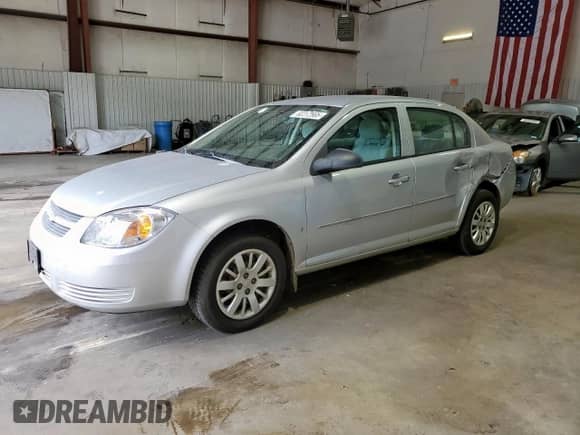 2009 Chevrolet Cobalt LS z VIN 1G1AS58H697158555, wystawiony jako Copart lot #82312565 z przebiegiem Nie podano mil oraz Szkoda całkowita • Salvage title. Historia ofert i sprzedaży dostępna na DreamBid. Obrazek 1.