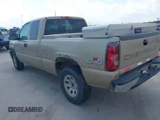 2006 Chevrolet Silverado 1500 Work Truck z VIN 1GCEK19V16E126450, wystawiony jako IAAI lot #43128725 z przebiegiem 142 969 mil mil oraz . Historia ofert i sprzedaży dostępna na DreamBid. Obrazek 3.