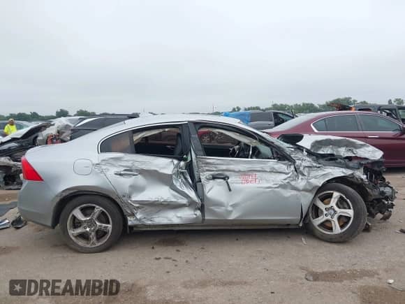 2013 Volvo S60 T5 Premier z VIN YV1612FS8D1212862, wystawiony jako IAAI lot #43112996 z przebiegiem 159 493 mil mil oraz . Historia ofert i sprzedaży dostępna na DreamBid. Obrazek 13.