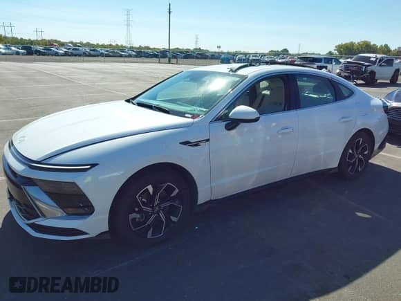 2025 Hyundai Sonata SEL z VIN KMHL64JA7SA486406, wystawiony jako IAAI lot #43503569 z przebiegiem 15 107 mil mil oraz . Historia ofert i sprzedaży dostępna na DreamBid. Obrazek 17.