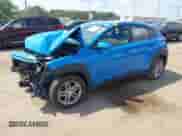 2020 Hyundai Kona SE z VIN KM8K12AA2LU471679, wystawiony jako IAAI lot #42974204 z przebiegiem 97 747 mil mil oraz . Historia ofert i sprzedaży dostępna na DreamBid. Obrazek 2.