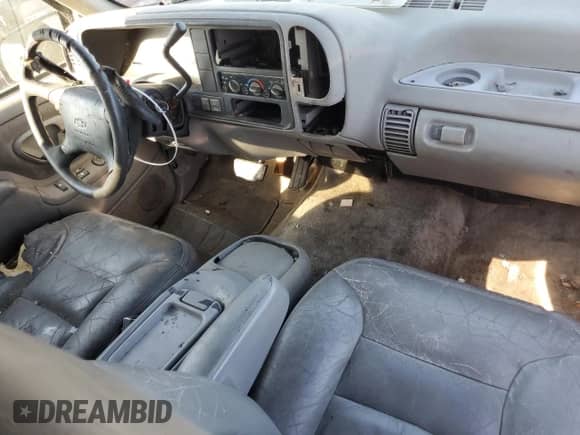 1996 Chevrolet Tahoe z VIN 3GNEK18R9TG128883, wystawiony jako Copart lot #83367764 z przebiegiem 183 713 mil mil oraz Czysty tytuł • Clean title. Historia ofert i sprzedaży dostępna na DreamBid. Obrazek 8.