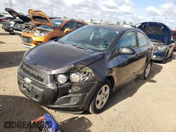 2014 Chevrolet Sonic LS z VIN 1G1JA5SH0E4212942, wystawiony jako Copart lot #71524465 z przebiegiem 130 242 mil mil oraz Szkoda całkowita • Salvage title. Historia ofert i sprzedaży dostępna na DreamBid. Obrazek 1.