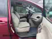 2013 Toyota Sienna XLE с VIN 5TDDK3DC3DS058382, выставлен на аукционе Copart как лот 61403895 с пробегом 276 065 миль миль и Чистый • Clean title. История ставок и продаж доступна на DreamBid. Изображение 5.