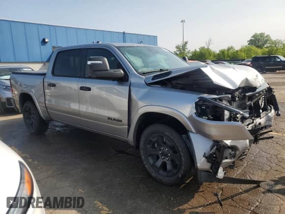 2025 Ram 1500 Big Horn z VIN 1C6RRFFG1SN576195, wystawiony jako Copart lot #59288475 z przebiegiem 9 214 mil mil oraz Szkoda całkowita • Salvage title. Historia ofert i sprzedaży dostępna na DreamBid. Obrazek 4.