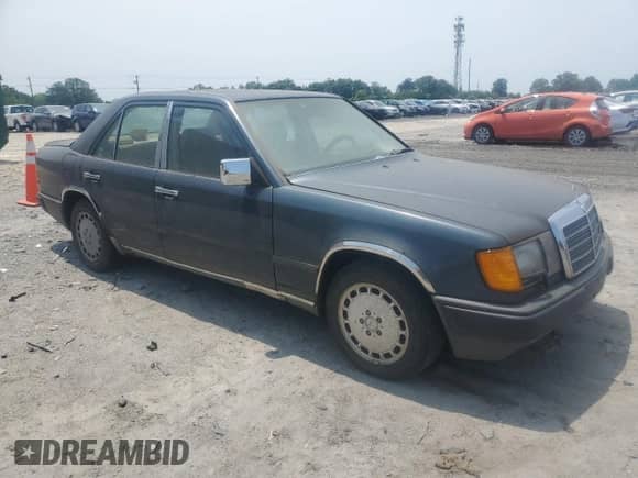 1986 Mercedes-Benz 300 E z VIN WDBEA30D8GA318345, wystawiony jako Copart lot #59481785 z przebiegiem 47 646 mil mil oraz Czysty tytuł • Clean title. Historia ofert i sprzedaży dostępna na DreamBid. Obrazek 4.