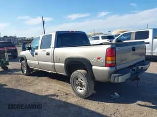 2002 Chevrolet Silverado 2500HD LS z VIN 1GCHK23182F194743, wystawiony jako IAAI lot #43521794 z przebiegiem 284 628 mil mil oraz . Historia ofert i sprzedaży dostępna na DreamBid. Obrazek 3.