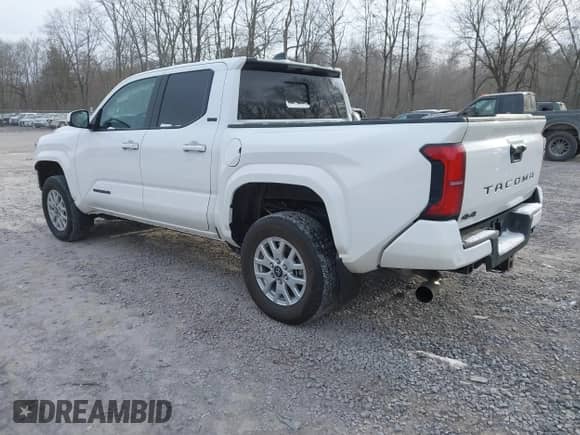 2024 Toyota Tacoma SR5 с VIN 3TYLB5JN4RT031054, выставлен на аукционе IAAI как лот 41235589 с пробегом 7 613 миль миль и . История ставок и продаж доступна на DreamBid. Изображение 3.