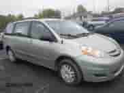 2010 Toyota Sienna CE z VIN 5TDKK4CCXAS303057, wystawiony jako IAAI lot #43411711 z przebiegiem 153 537 mil mil oraz . Historia ofert i sprzedaży dostępna na DreamBid. Obrazek 1.