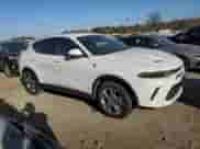 2024 Dodge Hornet R/T z VIN ZACPDFCW3R3A33451, wystawiony jako Copart lot #77283234 z przebiegiem 8 728 mil mil oraz Nie do naprawy • Non repairable. Historia ofert i sprzedaży dostępna na DreamBid. Obrazek 4.