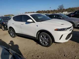 2024 Dodge Hornet R/T z VIN ZACPDFCW3R3A33451, wystawiony jako Copart lot #77283234 z przebiegiem 8 728 mil mil oraz Nie do naprawy • Non repairable. Historia ofert i sprzedaży dostępna na DreamBid. Obrazek 4.