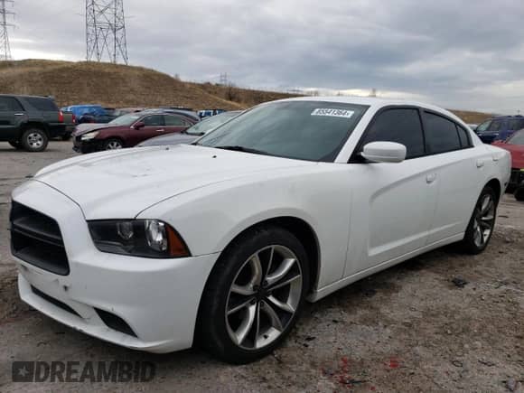 2013 Dodge Charger SE z VIN 2C3CDXBG0DH717945, wystawiony jako Copart lot #85541364 z przebiegiem 139 229 mil mil oraz Szkoda całkowita • Salvage title. Historia ofert i sprzedaży dostępna na DreamBid. Obrazek 1.