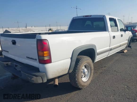 2002 Chevrolet Silverado 2500HD LT z VIN 1GCHC23GX2F183731, wystawiony jako IAAI lot #41020124 z przebiegiem 137 238 mil mil oraz . Historia ofert i sprzedaży dostępna na DreamBid. Obrazek 4.
