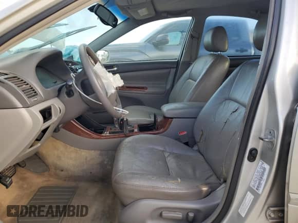 2003 Toyota Camry XLE z VIN 4T1BE32KX3U241602, wystawiony jako Copart lot #87294065 z przebiegiem 215 054 mil mil oraz Szkoda całkowita • Salvage title. Historia ofert i sprzedaży dostępna na DreamBid. Obrazek 7.