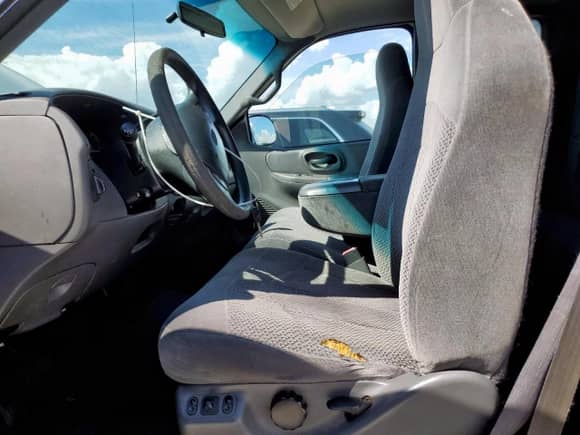 1999 Ford F-150 XL z VIN 1FTRX17LXXNA15191, wystawiony jako Copart lot #85282595 z przebiegiem 190 199 mil mil oraz Czysty tytuł • Clean title. Historia ofert i sprzedaży dostępna na DreamBid. Obrazek 7.