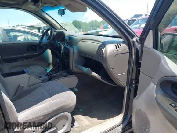 2004 Chevrolet TrailBlazer EXT LS z VIN 1GNES16SX46123166, wystawiony jako IAAI lot #42750691 z przebiegiem 131 507 mil mil oraz . Historia ofert i sprzedaży dostępna na DreamBid. Obrazek 5.