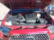 2021 Toyota Tacoma SR z VIN 5TFCZ5AN0MX262902, wystawiony jako IAAI lot #43535009 z przebiegiem 70 926 mil mil oraz . Historia ofert i sprzedaży dostępna na DreamBid. Obrazek 10.