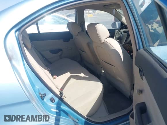 2006 Hyundai Accent GLS z VIN KMHCN46C06U019071, wystawiony jako IAAI lot #42933533 z przebiegiem 111 074 mil mil oraz . Historia ofert i sprzedaży dostępna na DreamBid. Obrazek 8.