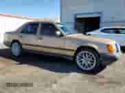 1986 Mercedes-Benz 300 E z VIN WDBEA30D5GA179467, wystawiony jako Copart lot #77548064 z przebiegiem 149 840 mil mil oraz Szkoda całkowita • Salvage title. Historia ofert i sprzedaży dostępna na DreamBid. Obrazek 4.