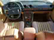 1984 Mercedes-Benz 300 D z VIN WDBAB33A5EA066564, wystawiony jako Copart lot #72059935 z przebiegiem 211 903 mil mil oraz Czysty tytuł • Clean title. Historia ofert i sprzedaży dostępna na DreamBid. Obrazek 8.