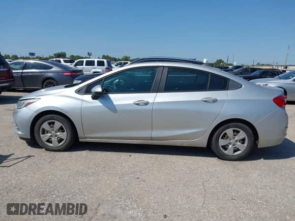 2017 Chevrolet Cruze LS z VIN 1G1BC5SM0H7155883, wystawiony jako IAAI lot #43176697 z przebiegiem 139 279 mil mil oraz . Historia ofert i sprzedaży dostępna na DreamBid. Obrazek 14.
