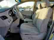 2012 Toyota Sienna LE с VIN 5TDKK3DC2CS270793, выставлен на аукционе Copart как лот 85106675 с пробегом 266 356 миль миль и Списание • Salvage title. История ставок и продаж доступна на DreamBid. Изображение 7.