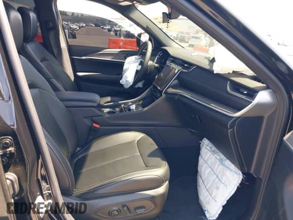 2025 Jeep Grand Cherokee Limited with VIN 1C4RJKBG1S8646906, listed as a IAAI auction lot 42466166 with 2,151 mi miles and . Bid and sale history available at DreamBid. Image 5.