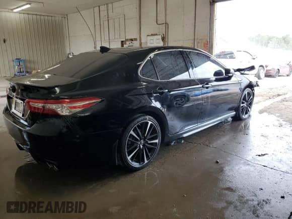 2019 Toyota Camry XSE z VIN 4T1B61HK7KU783750, wystawiony jako Copart lot #70703915 z przebiegiem 104 057 mil mil oraz Czysty tytuł • Clean title. Historia ofert i sprzedaży dostępna na DreamBid. Obrazek 3.