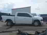 2013 Ram 1500 Big Horn z VIN 1C6RR7LT6DS688325, wystawiony jako IAAI lot #43088015 z przebiegiem 152 504 mil mil oraz . Historia ofert i sprzedaży dostępna na DreamBid. Obrazek 13.