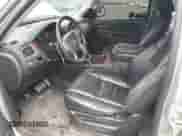 2010 Chevrolet Tahoe LTZ z VIN 1GNUCCE08AR228481, wystawiony jako Copart lot #56397265 z przebiegiem 250 564 mil mil oraz Szkoda całkowita • Salvage title. Historia ofert i sprzedaży dostępna na DreamBid. Obrazek 7.