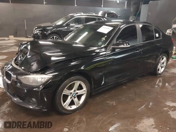 2013 BMW 3 Series 328i xDrive z VIN WBA3B3G53DNR80324, wystawiony jako IAAI lot #41490385 z przebiegiem 177 026 mil mil oraz . Historia ofert i sprzedaży dostępna na DreamBid. Obrazek 18.