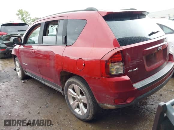 2014 Jeep Compass Sport z VIN 1C4NJDBBXED665156, wystawiony jako IAAI lot #43095675 z przebiegiem 122 639 mil mil oraz . Historia ofert i sprzedaży dostępna na DreamBid. Obrazek 3.