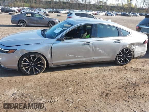 2025 Honda Accord Touring z VIN 1HGCY2F8XSA022651, wystawiony jako IAAI lot #42081683 z przebiegiem 1 328 mil mil oraz . Historia ofert i sprzedaży dostępna na DreamBid. Obrazek 14.